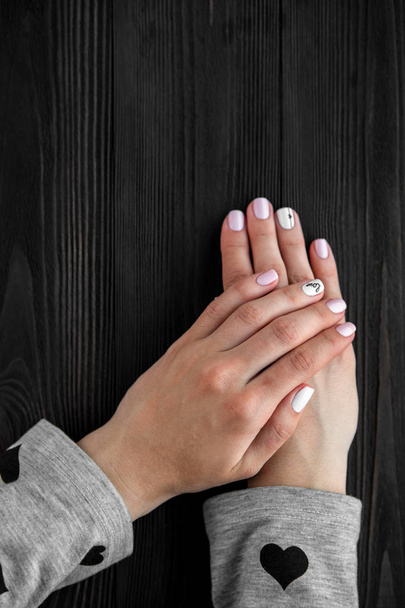 gyönyörű női kezek elegáns manikűr  - Fotó, kép