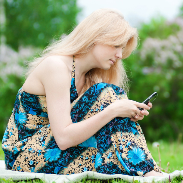 Woman texting on mobile phone - Foto, Bild