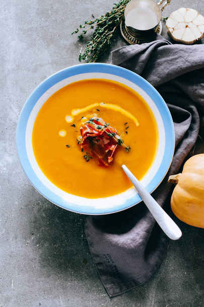  pumpkin soup of the gray background top view  - Фото, изображение