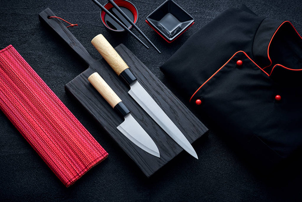 Asiatico cucina chef accessori su tavolo di pietra nera
 - Foto, immagini