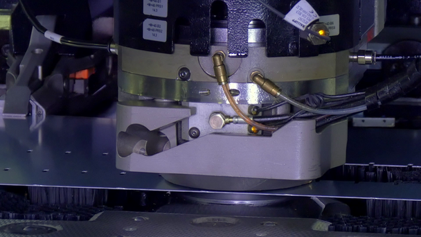 産業の Cnc マシン上の金属板のプレス加工切削穴穿孔. - 映像、動画