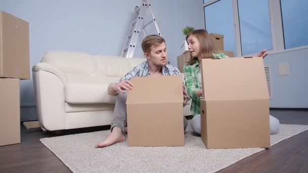 junges Ehepaar zieht in neue Wohnung - Filmmaterial, Video