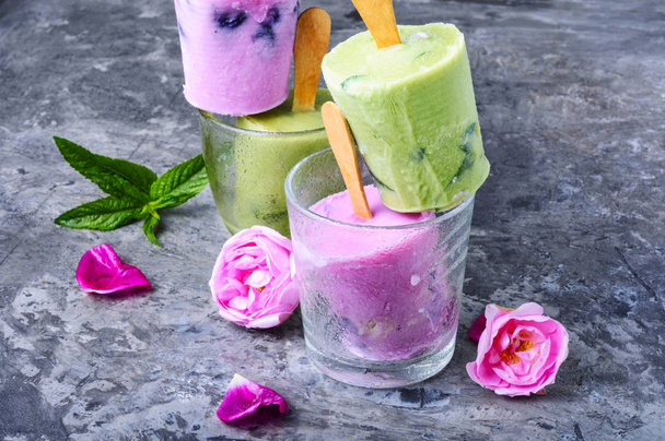 Летнее ванильное мороженое со свежими цветами и мятой
 - Фото, изображение