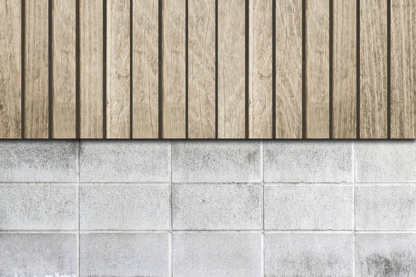 Kahverengi ahşap çit ve çimento blok duvar  - Fotoğraf, Görsel