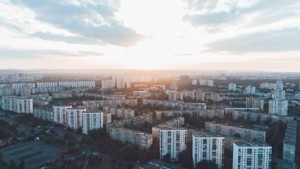 キエフ。ウクライナ。2017 年 7 月 10 日。地下鉄 Chernigovskaya。夕日の空撮. - 写真・画像