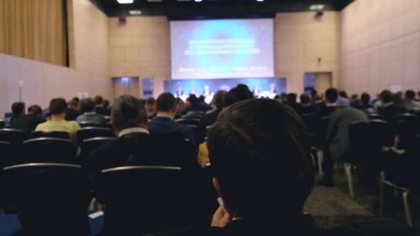 Το κοινό ακούει ο ομιλητής στο Συνέδριο - Πλάνα, βίντεο