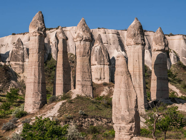 Μοναδικούς ασβεστολιθικούς βράχους, κοιλάδων αγάπης σε Καππαδοκία, Τουρκία - Φωτογραφία, εικόνα