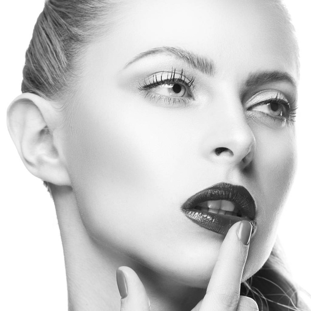 Ritratto di donna con labbra scure e smalto
 - Foto, immagini