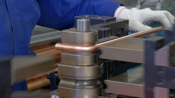 Ipari gép gyári fém csövek hajlítása. - Felvétel, videó