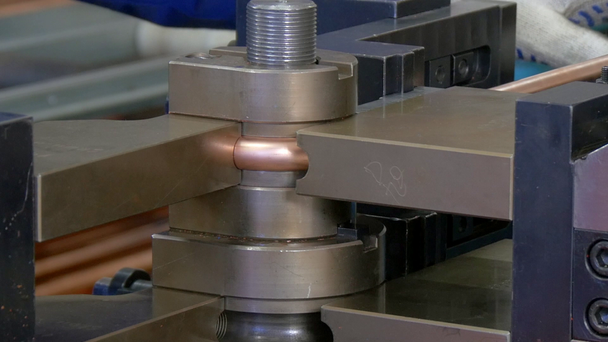 Buigen van metalen buizen op industriële machine in fabriek. - Video