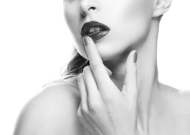 Обрізаний портрет жінки з темними губами і лаком для нігтів
 - Фото, зображення