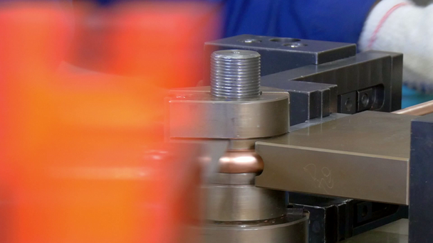 Dobragem de tubos de metal na máquina industrial na fábrica
. - Filmagem, Vídeo
