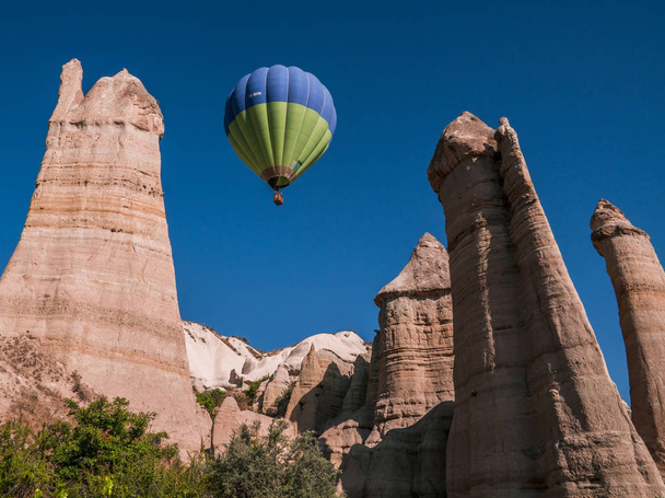 Воздушный шар над долиной любви в Каппадокии, Турция
 - Фото, изображение