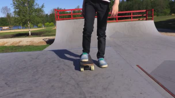 Κορίτσι με skateboard σε ράμπα - Πλάνα, βίντεο