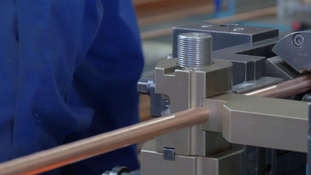Ohýbání kovových trubek na průmyslové stroje v továrně. - Záběry, video