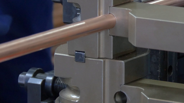Dobragem de tubos de metal na máquina industrial na fábrica
. - Filmagem, Vídeo
