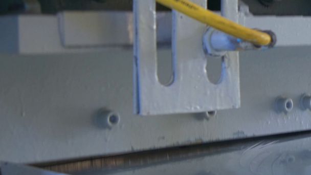 Agujeros de corte de chapas metálicas en máquina CNC industrial
. - Imágenes, Vídeo