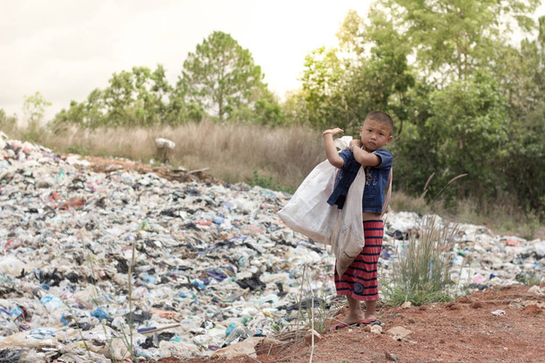 Дітей з малозабезпечених збирати сміття для продажу, концепція забруднення та довкілля, утилізації старого сміття, Всесвітній день навколишнього середовища - Фото, зображення