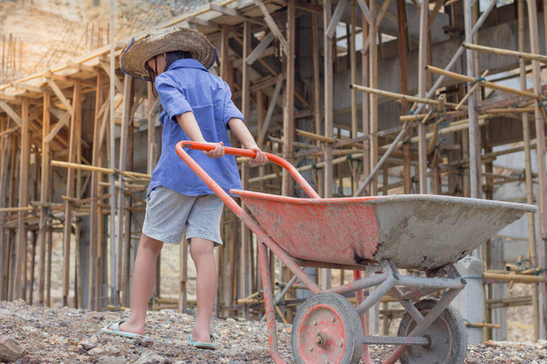 Kinder arbeiten auf dem Bau, weil sie arm sind. Gewalt gegen Kinder und Menschenhandel, Anti-Kinderarbeit, Tag der Rechte am 10. Dezember. - Foto, Bild