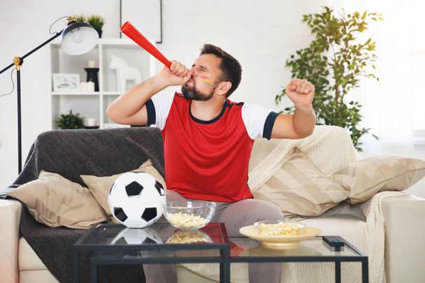 fan de football masculin regardant un match de football à la maison sur T
 - Photo, image
