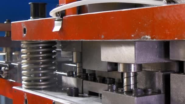産業の Cnc マシン上の金属板のプレス加工切削穴穿孔. - 映像、動画