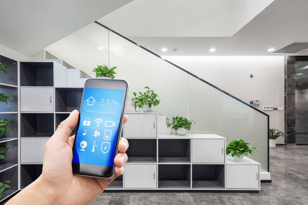 mobiele phont met slimme woning in moderne kantoren - Foto, afbeelding