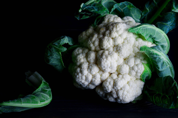 Friss és étvágygerjesztő zöldségek egy sötét tábla - Fotó, kép