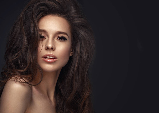 Beautiful brunette model : volume curls, classic makeup and sexy lips. The beauty face. - Foto, Bild