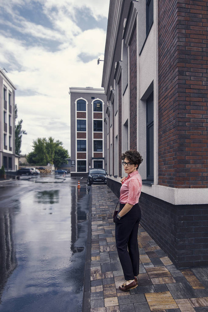 Retrato de una mujer de negocios frente a un edificio de oficinas
 - Foto, Imagen