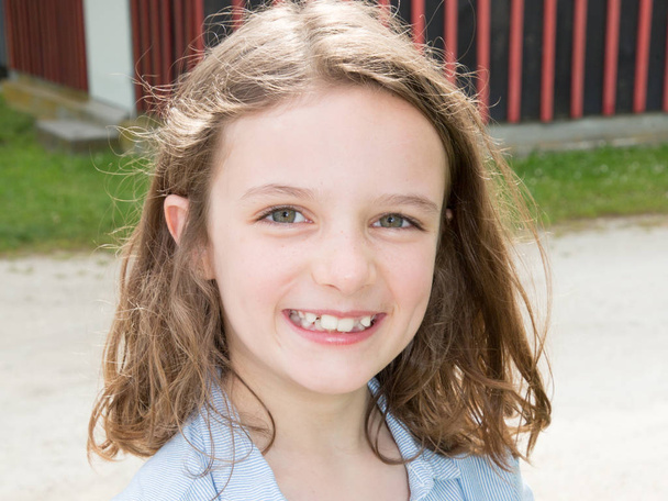 krásy portrét mladé dívky roztomilý a šťastné dítě s velkým úsměvem - Fotografie, Obrázek