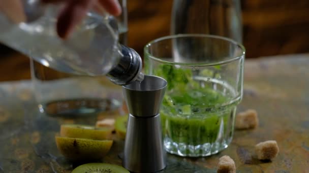 Barman hand pouring alcohol into jigger, making cocktail - Video, Çekim
