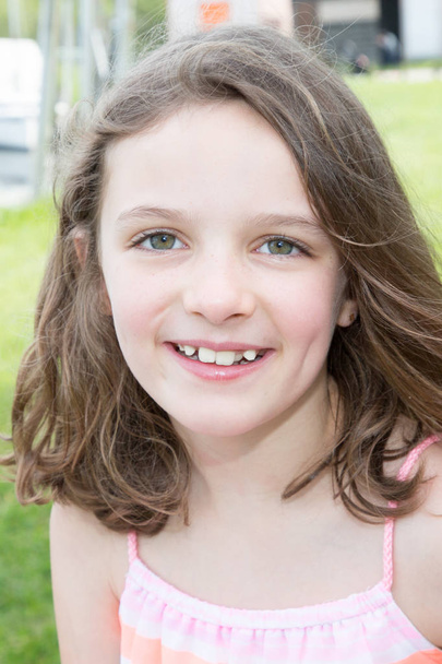 bonito menina criança sorrindo em um parque close-up
 - Foto, Imagem