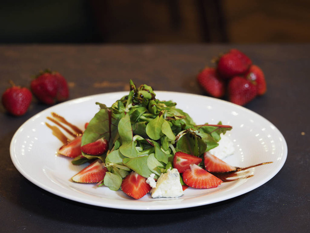Saláta, kék sajt és strawberrie - Fotó, kép