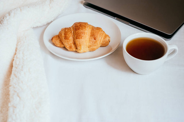 Coffee and croissant in bed - Foto, afbeelding