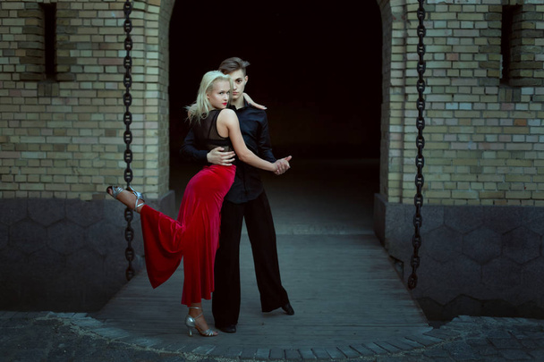 leidenschaftliche Tänzer, die Tango tanzen. professionelle Tänzer während des Tanzes. - Foto, Bild