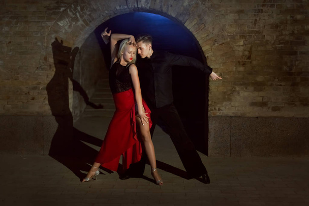 Dos jóvenes y bellas bailarinas realizan el tango. Bailes latinoamericanos
. - Foto, imagen