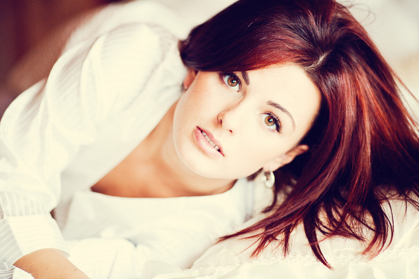 Beautiful young woman in bed - Foto, Imagen