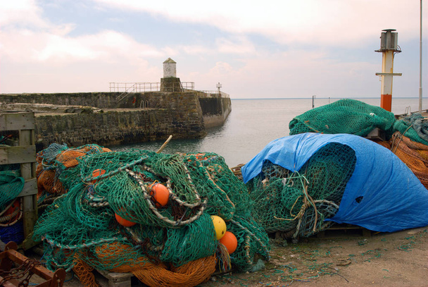 Fischernetze, Bojen und Ausrüstung im Hafen von Pittenweem, fünf                                - Foto, Bild