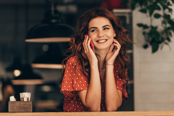portrét usmívající se žena mluvila na smartphone v kavárně - Fotografie, Obrázek