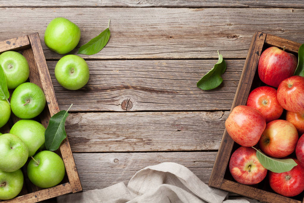 Manzanas verdes y rojas maduras en caja de madera. Vista superior con espacio para su texto
 - Foto, Imagen