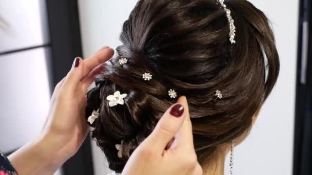 Barna lány göndör haj stuling a barrette. Szépség esküvői frizura. - Felvétel, videó