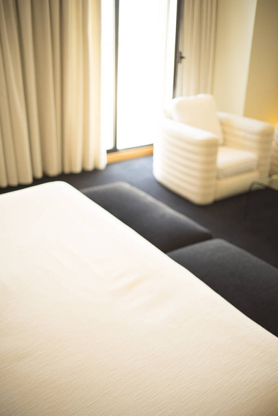 ベッド、シーツ、枕をきれいにし、お客様のための準備ができて豪華なモダンなスタイルのホテルスイートベッドルーム. - 写真・画像