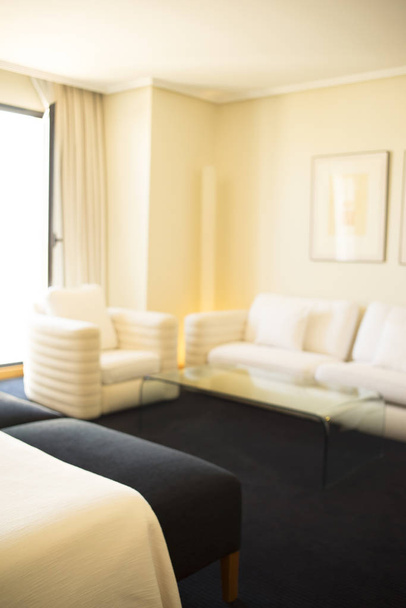 Розкішний сучасний стиль готельного номеру спальня з ліжком, простирадлами, подушками чиста і готова для гостей
. - Фото, зображення