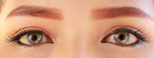 Makró gyönyörű nő szeme kontaktlencse viselése - Fotó, kép