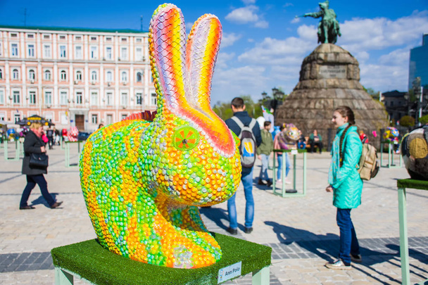 The figure of a rabbit or hare in the guise of the chameleon against the background of monument to Bohdan Khmelnytskyi. Beautiful Easter decoration art.  Kyiv (Kiev), Ukraine, april 2018. - Фото, изображение