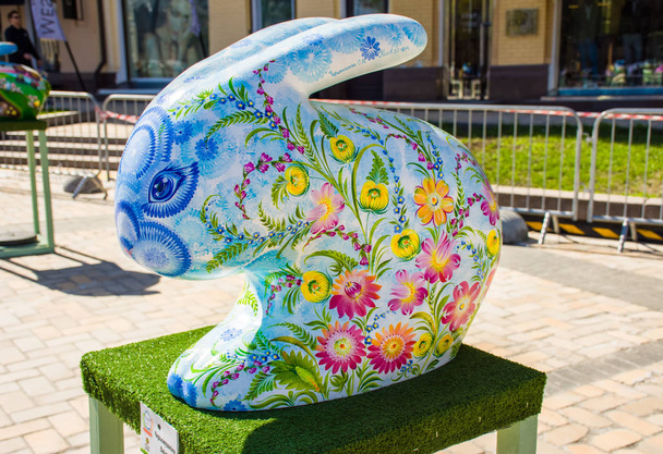 3D shape of Easter Bunny in blue, painted with colorful flowers in floral motifs. Beautiful Easter art decoration - Foto, Bild