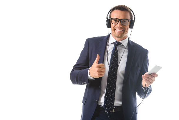 felice uomo d'affari in occhiali ascoltare musica in cuffia con smartphone e fare pollice in su gesto isolato su sfondo bianco
  - Foto, immagini