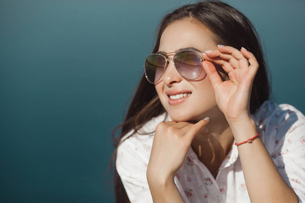 Detailní záběr portrét mladé atraktivní ženy nosí sluneční brýle - Fotografie, Obrázek