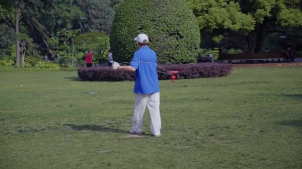 muž v parku se točí kolem sebe na laně kolotoč - Záběry, video