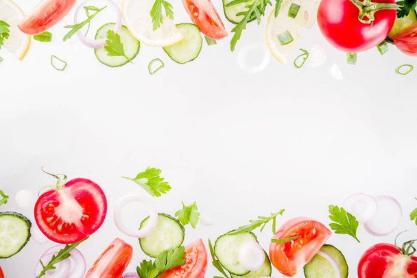 Fundo criativo, layout, conceito de dieta saudável fresca de salada, legumes crus frescos tomates salsa cebolas pepinos verdes, padrão simples no fundo branco
 - Foto, Imagem